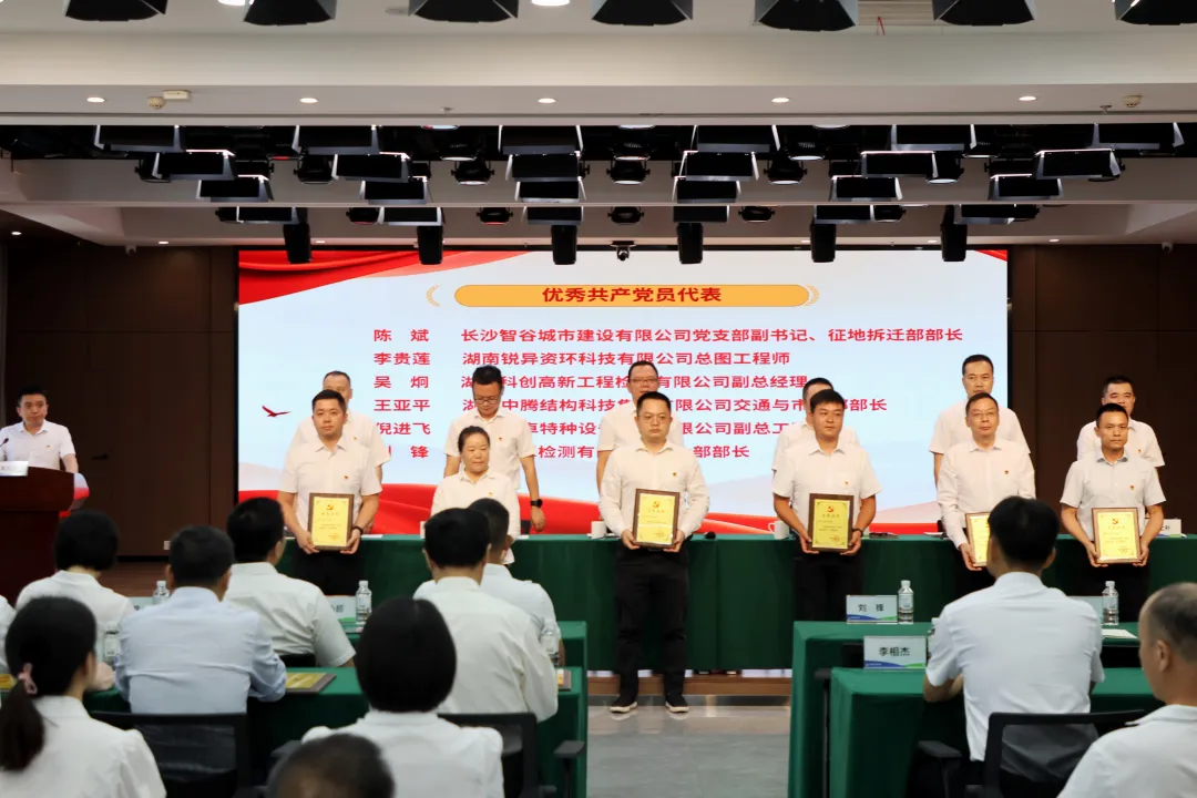 喜報(bào)！中騰科技王亞平同志榮獲岳麓高新區(qū)“優(yōu)秀共產(chǎn)黨員”稱號(hào)