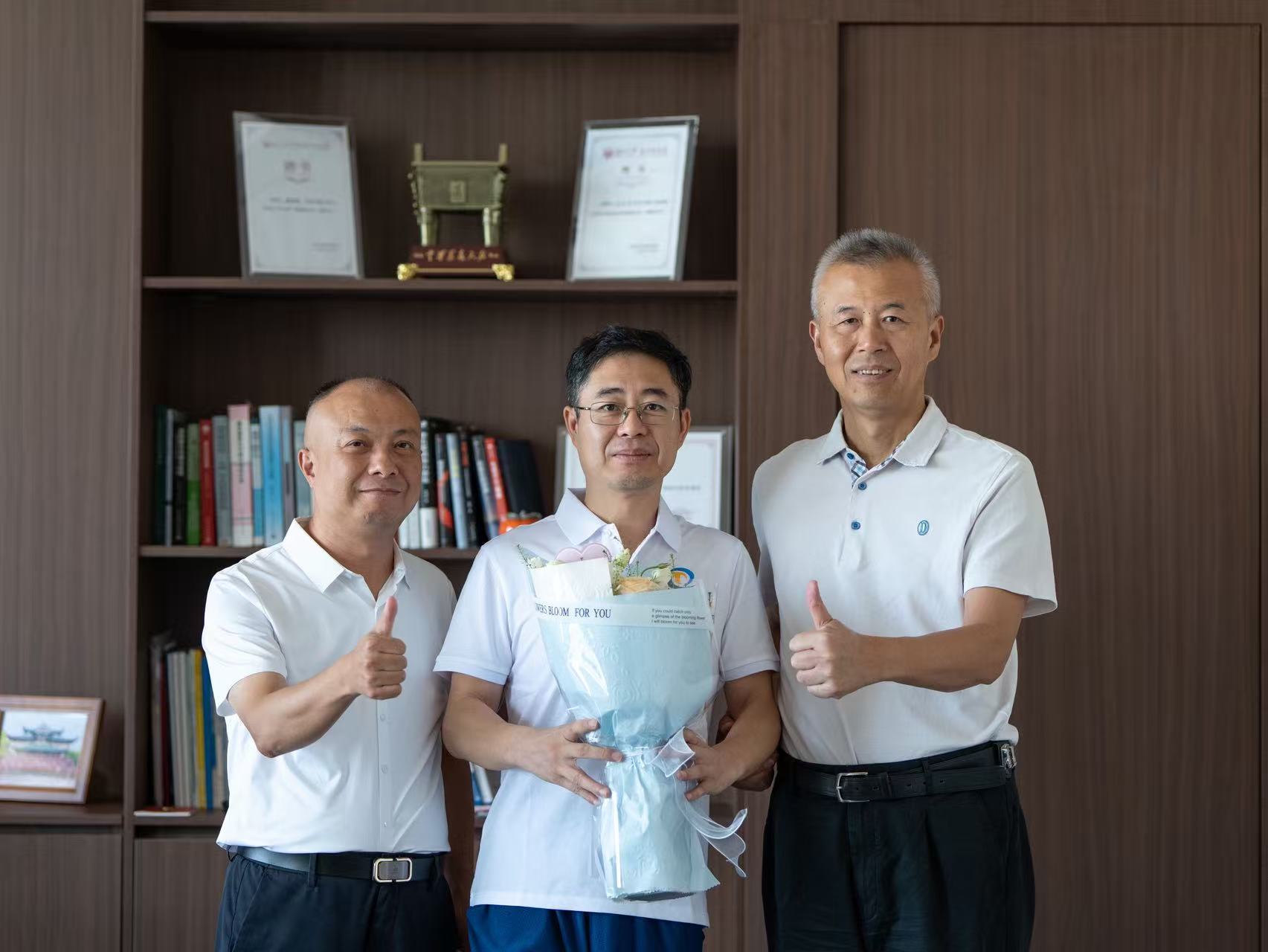 湖南大學(xué)校友總會(huì)代表走訪中騰科技：慰問(wèn)全國(guó)勞模宋小金博士，傳遞母校關(guān)懷